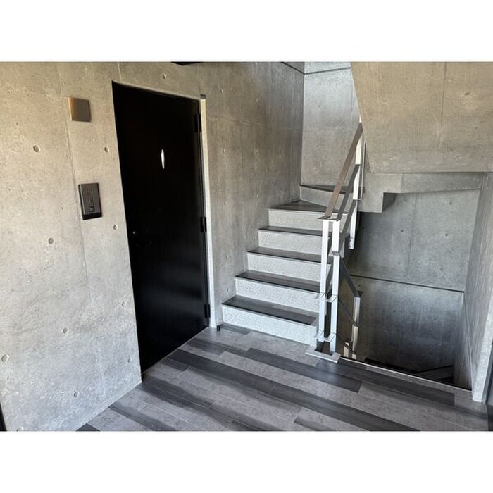 物件外観写真4　(エントランス部分)