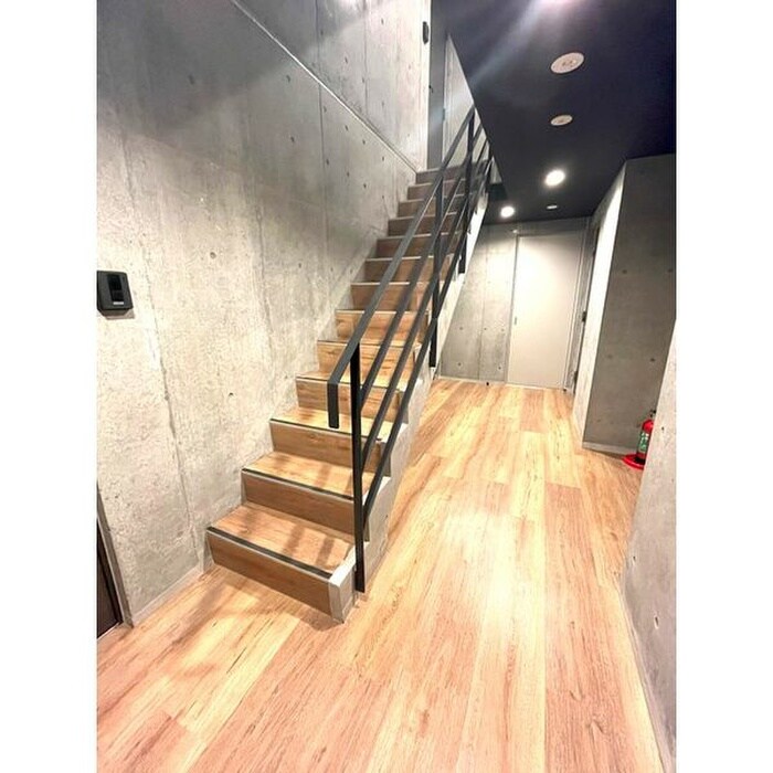 物件外観写真6　(エントランス部分)