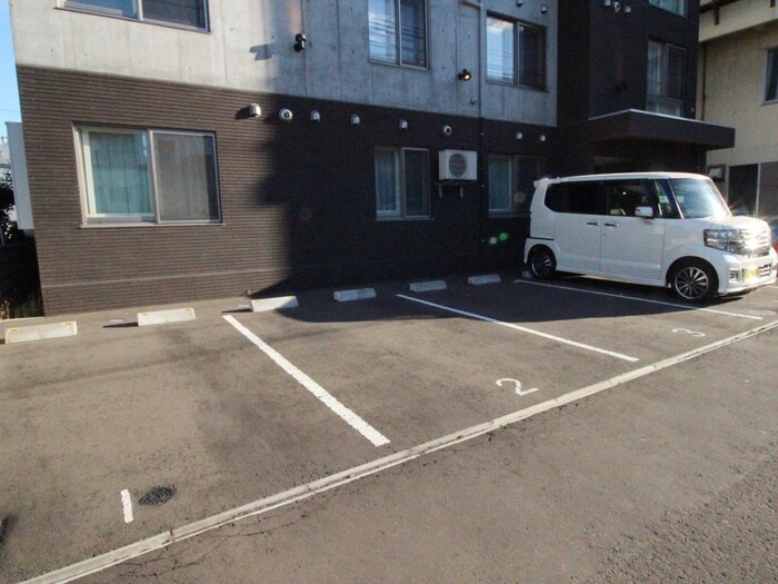 物件外観写真3　(駐車場)