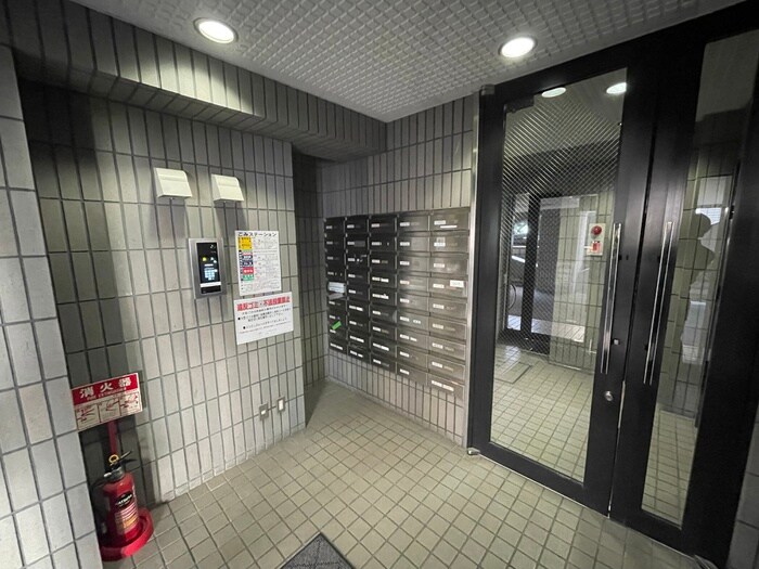 物件外観写真4　(エントランス部分)