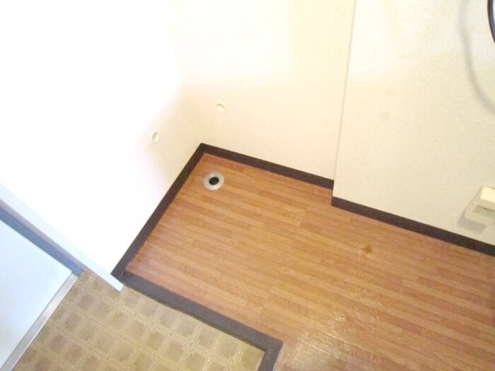 物件内観写真12　(洗濯機置場)