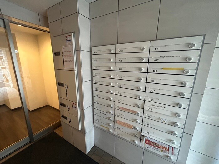 物件外観写真3　(エントランス部分)