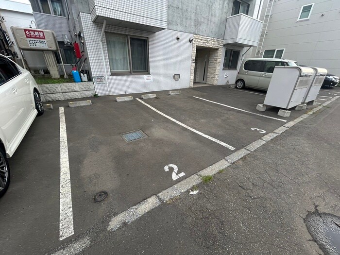 物件外観写真4　(駐車場)