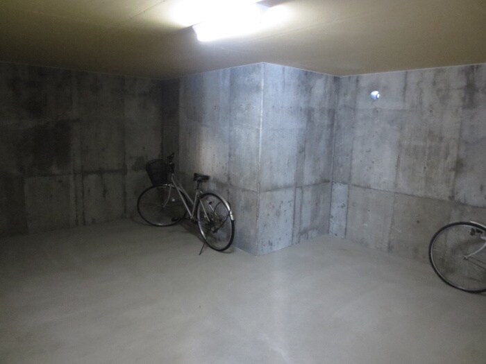 物件外観写真4　(駐輪場)