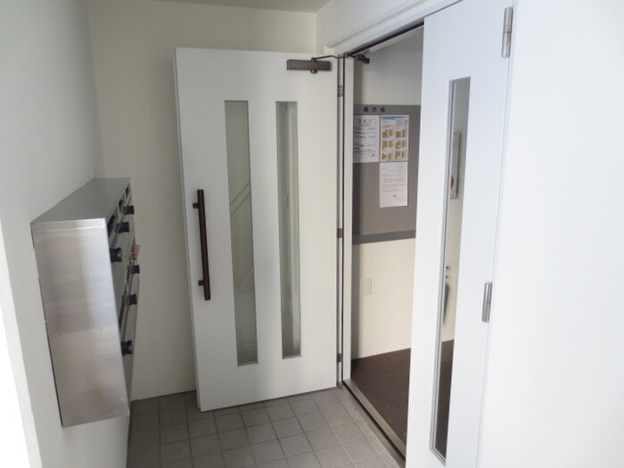 物件外観写真5　(エントランス部分)