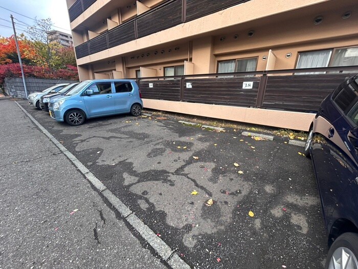 物件外観写真3　(駐車場)