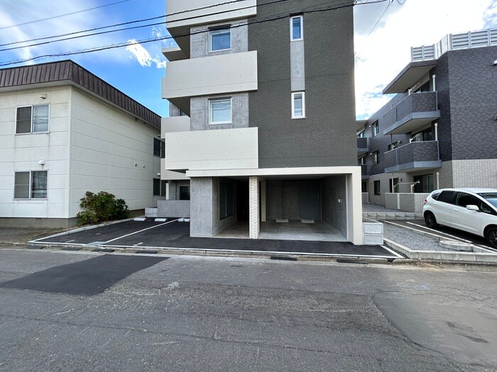 物件外観写真4　(駐車場)