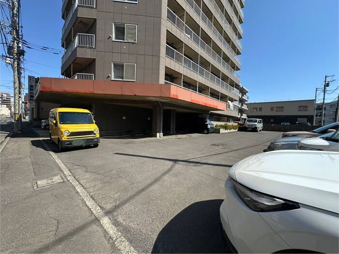 物件外観写真3　(駐車場)