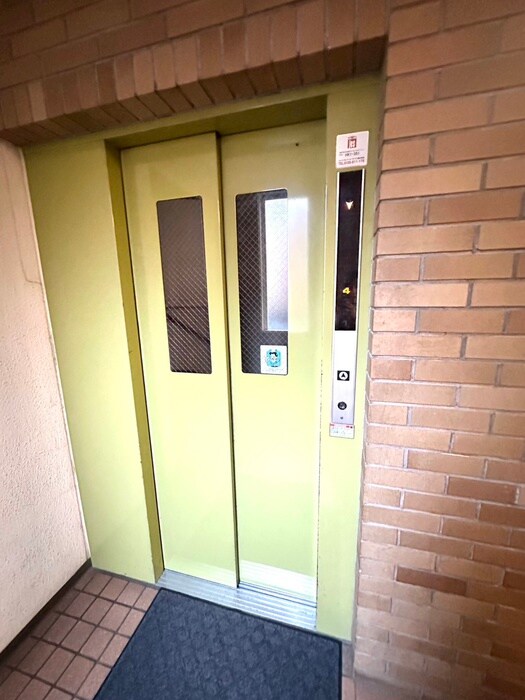 物件外観写真6　(エントランス部分)