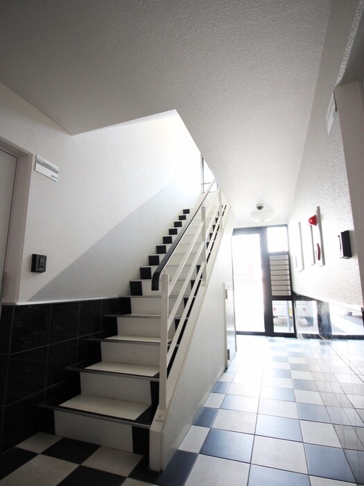 物件外観写真3　(エントランス部分)