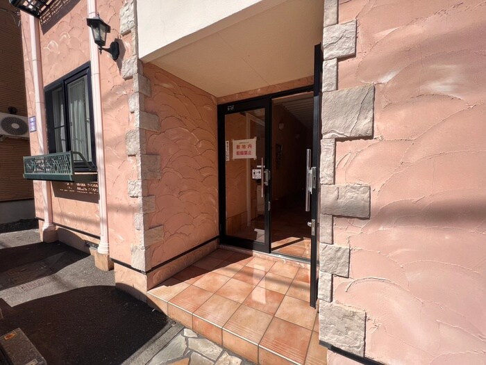 物件外観写真4　(エントランス部分)