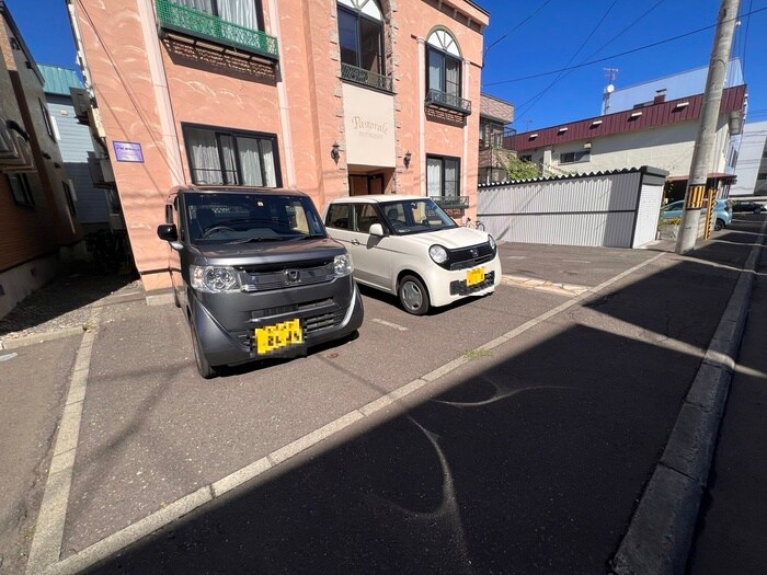 物件外観写真5　(駐車場)