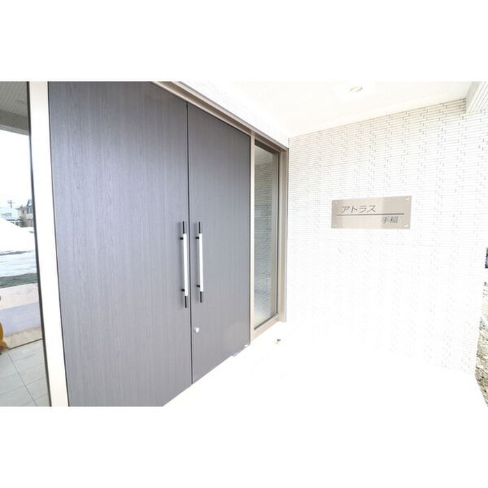 物件外観写真2　(エントランス部分)