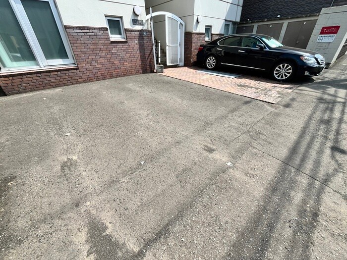 物件外観写真4　(駐車場)