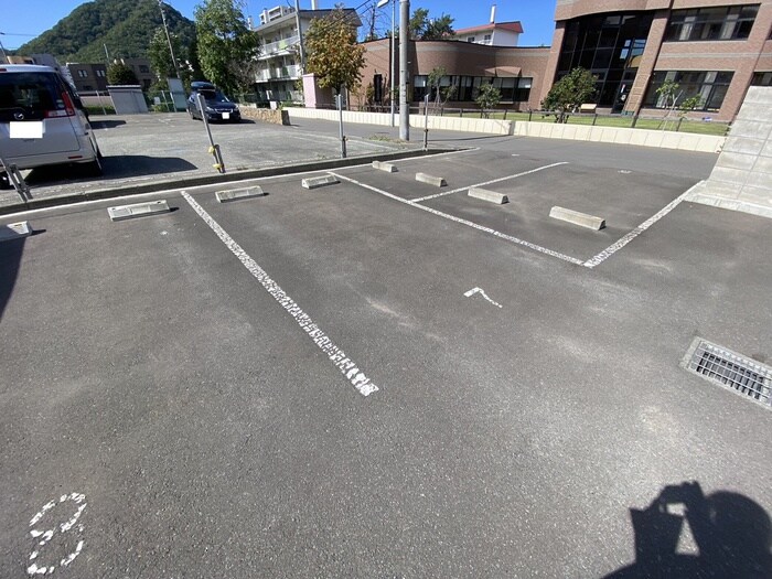 物件外観写真3　(駐車場)