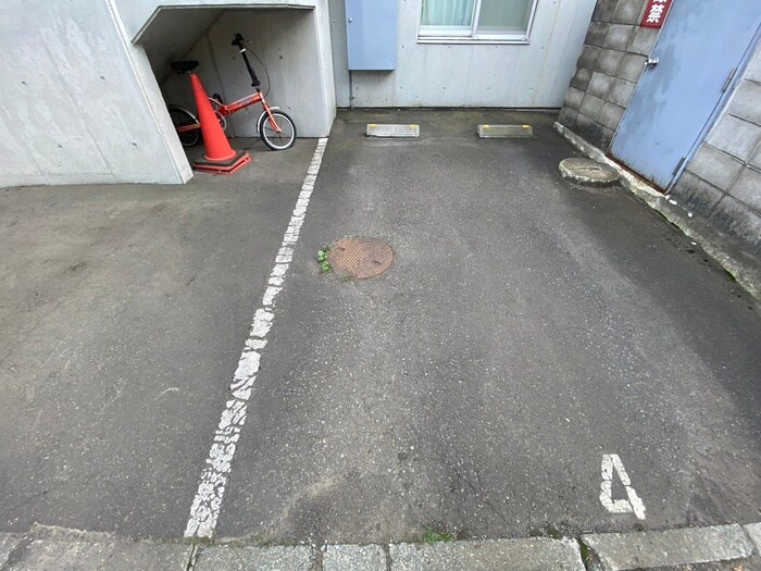 物件外観写真3　(駐車場)
