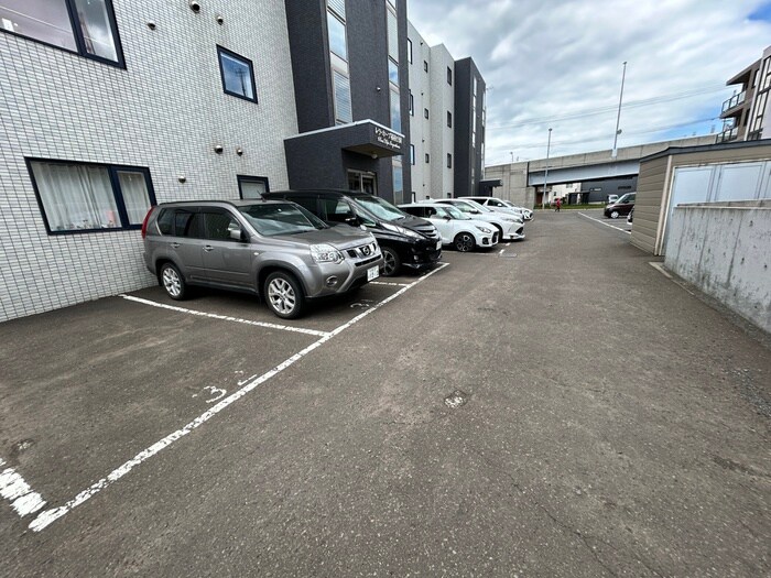 物件外観写真4　(駐車場)