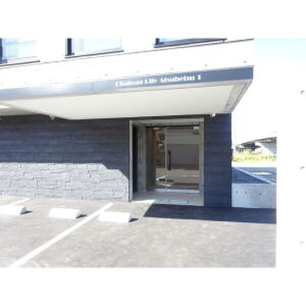 物件外観写真2　(エントランス部分)