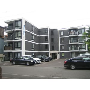 メニーズコート山鼻外観写真