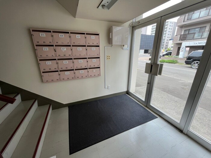 物件外観写真4　(エントランス部分)