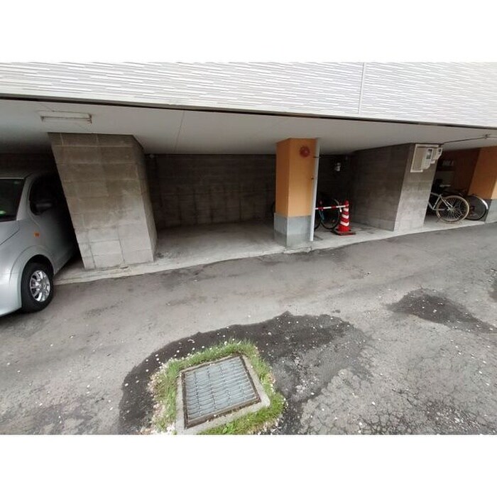 物件外観写真4　(駐車場)