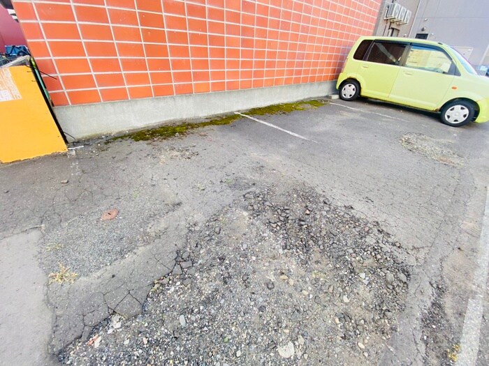 物件外観写真3　(駐車場)