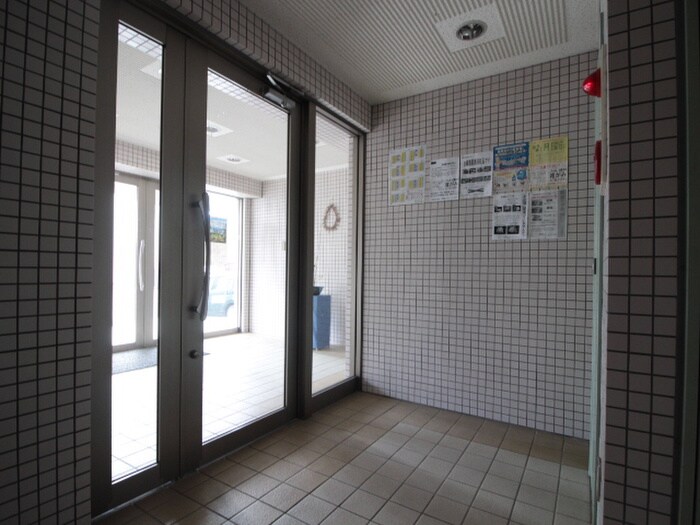 物件外観写真3　(エントランス部分)