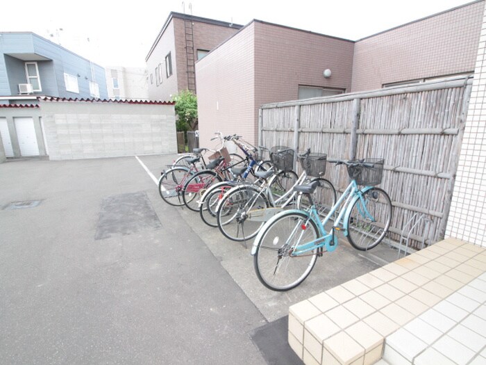 物件外観写真4　(駐輪場)