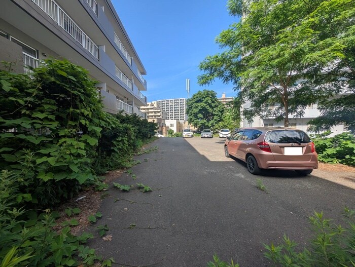 物件外観写真3　(駐車場)