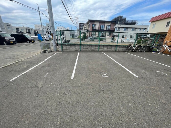 物件外観写真4　(駐車場)