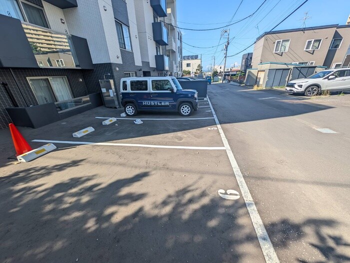 物件外観写真2　(駐車場)