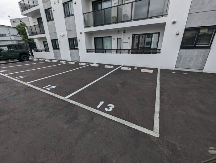 物件外観写真5　(駐車場)