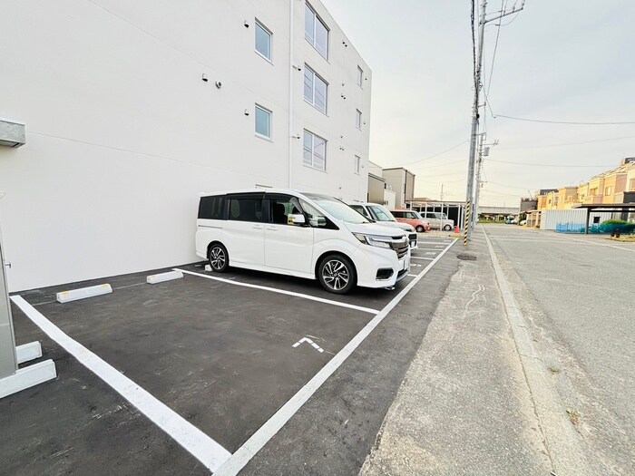 物件外観写真2　(駐車場)