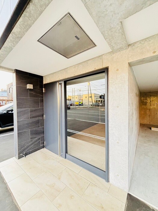 物件外観写真3　(エントランス部分)