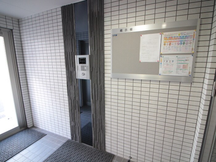 物件外観写真4　(エントランス部分)