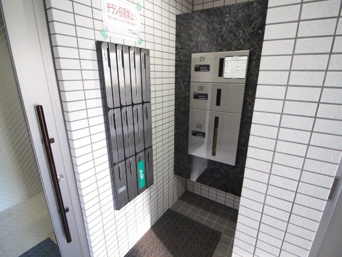 物件外観写真5　(エントランス部分)