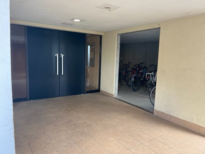 物件外観写真3　(エントランス部分)