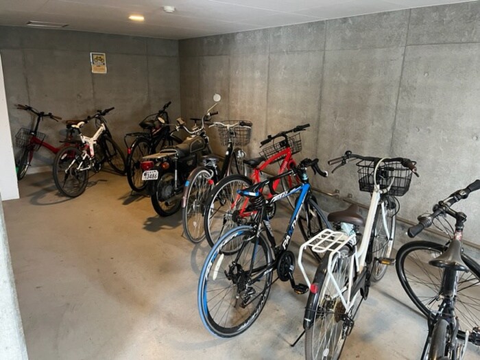 物件外観写真4　(駐輪場)