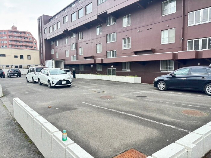 物件外観写真3　(駐車場)
