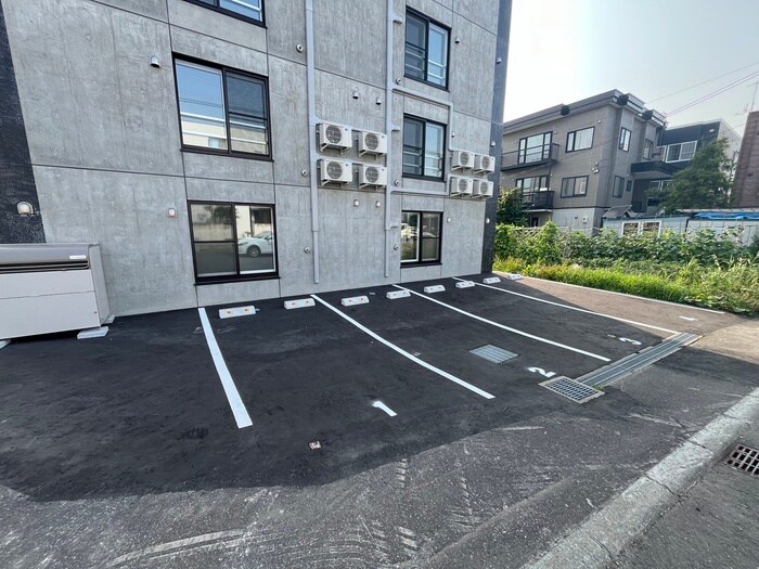 物件外観写真5　(駐車場)