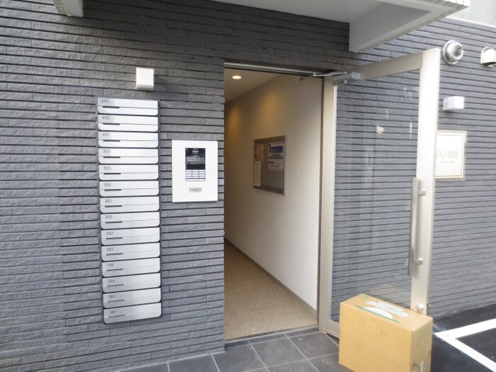 物件外観写真2　(エントランス部分)