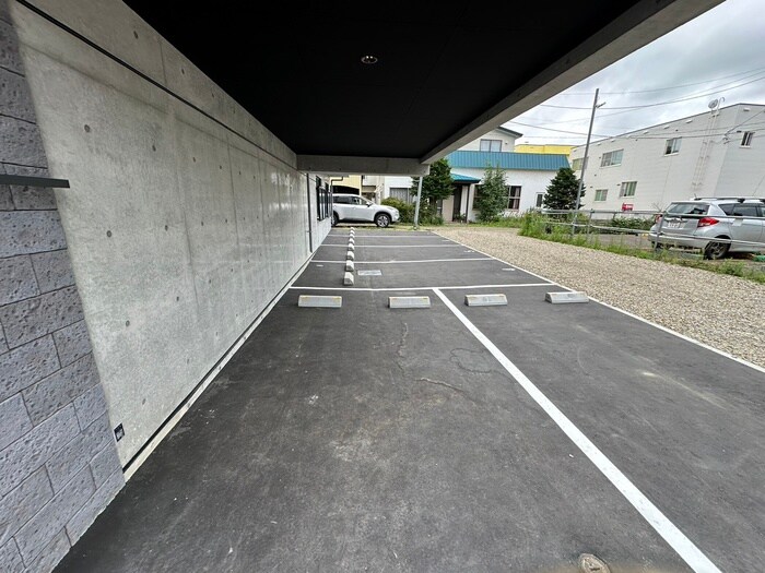 物件外観写真3　(駐車場)