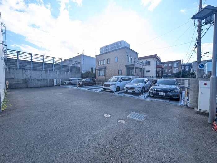 物件外観写真2　(駐車場)