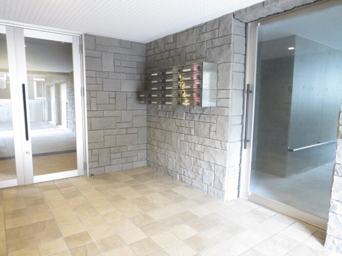 物件外観写真5　(エントランス部分)