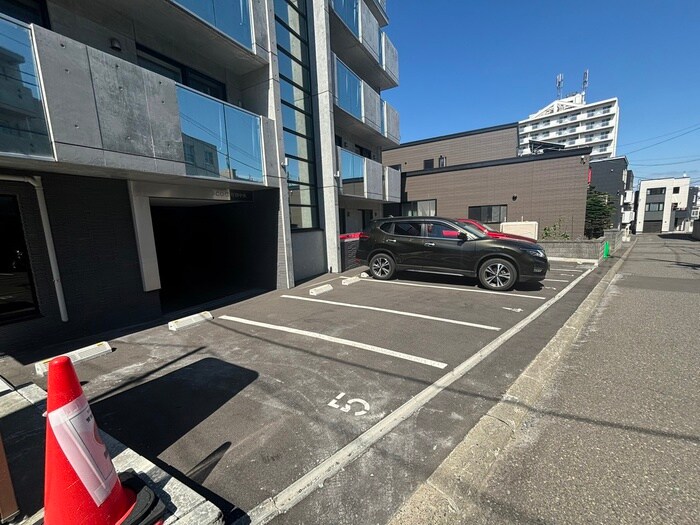 物件外観写真2　(駐車場)