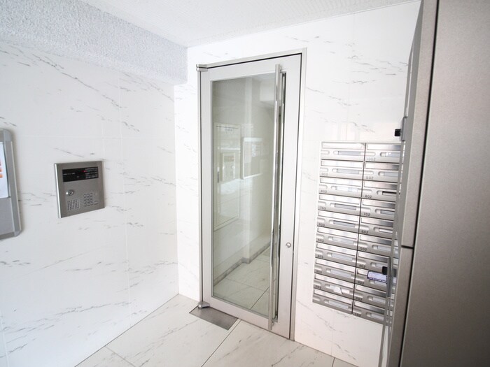 物件外観写真4　(エントランス部分)