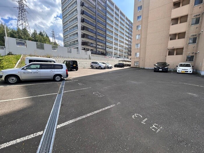 物件外観写真3　(駐車場)