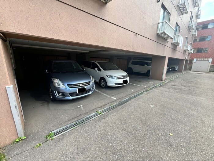 物件外観写真3　(駐車場)