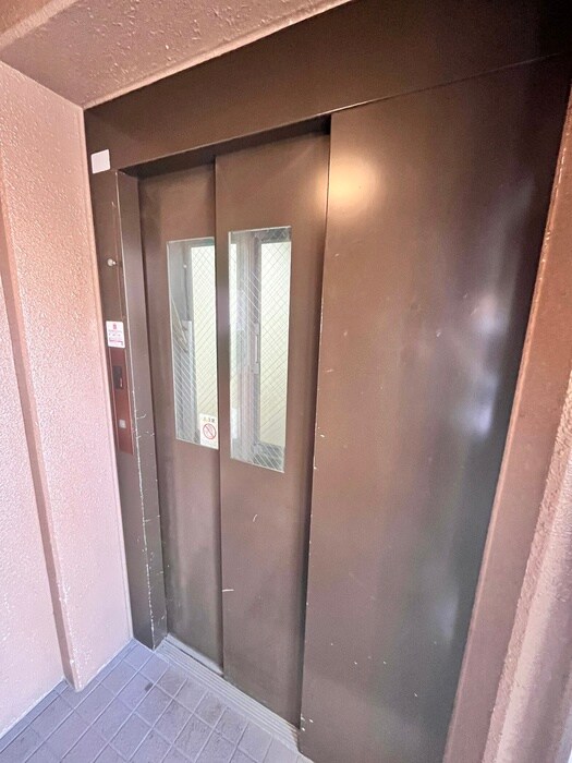 物件外観写真5　(エントランス部分)