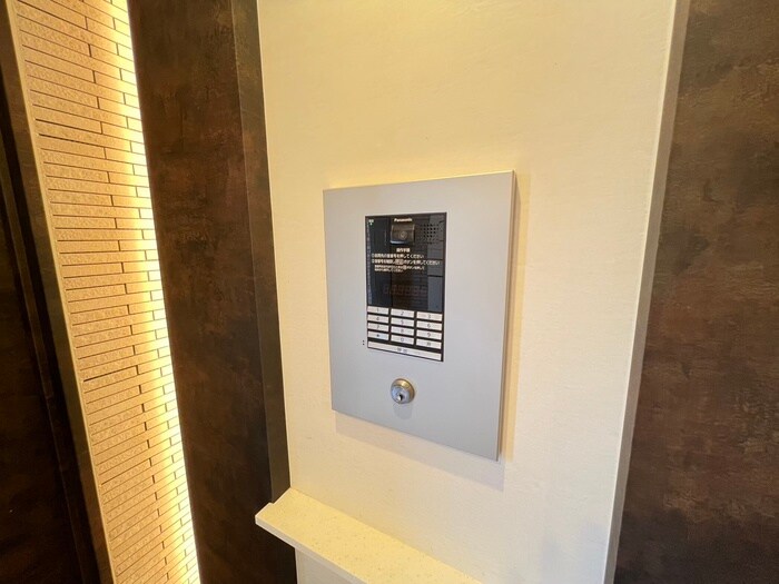 物件外観写真6　(エントランス部分)